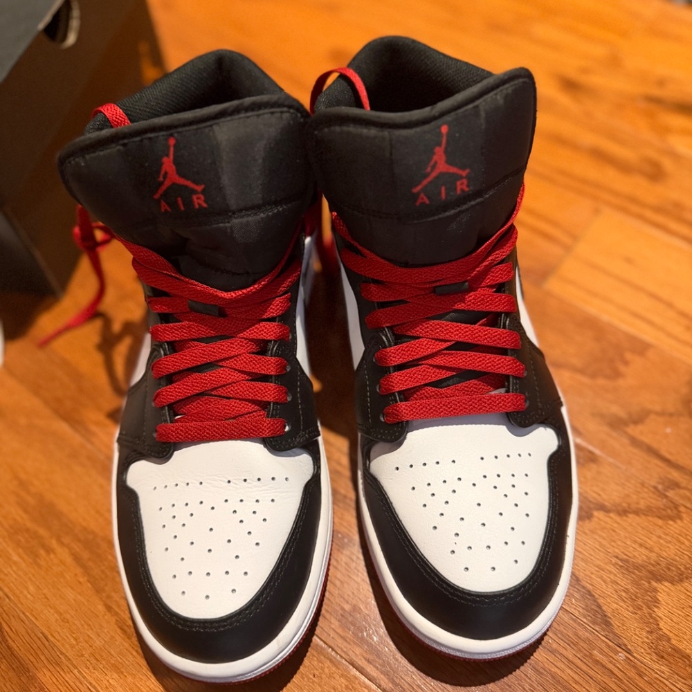 MEN Jordan 1 Mid Gym Red Black Toe - Picture 3 of 4